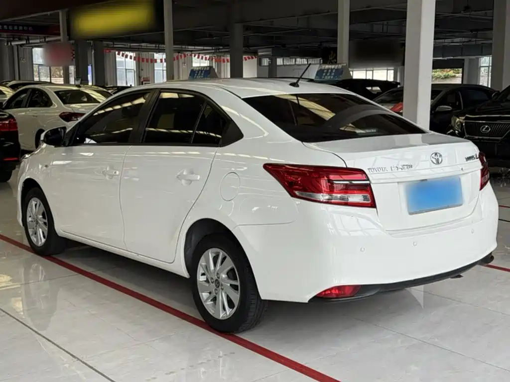 Toyota Yaris L — фото 5