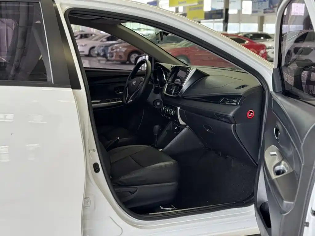 Toyota Yaris L — фото 8