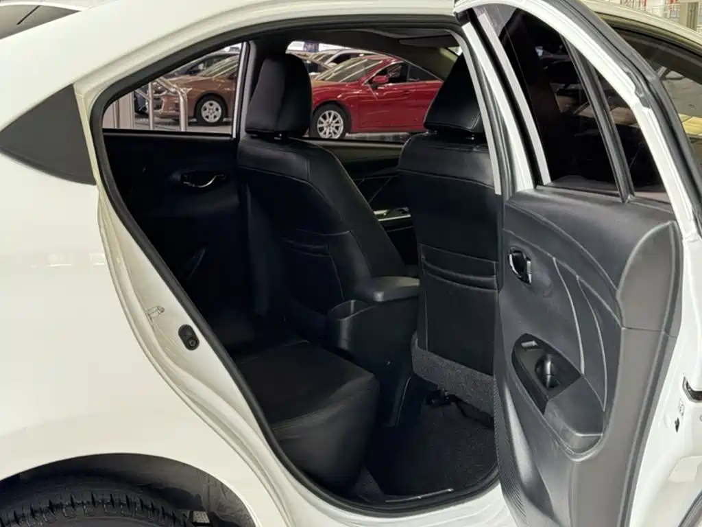 Toyota Yaris L — фото 10