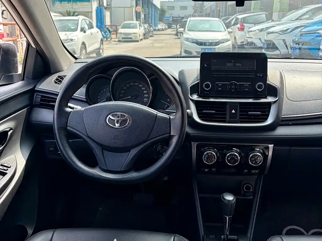 Toyota Yaris L — фото 10