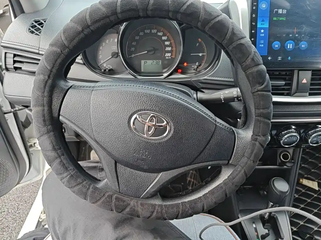Toyota Yaris L — фото 11