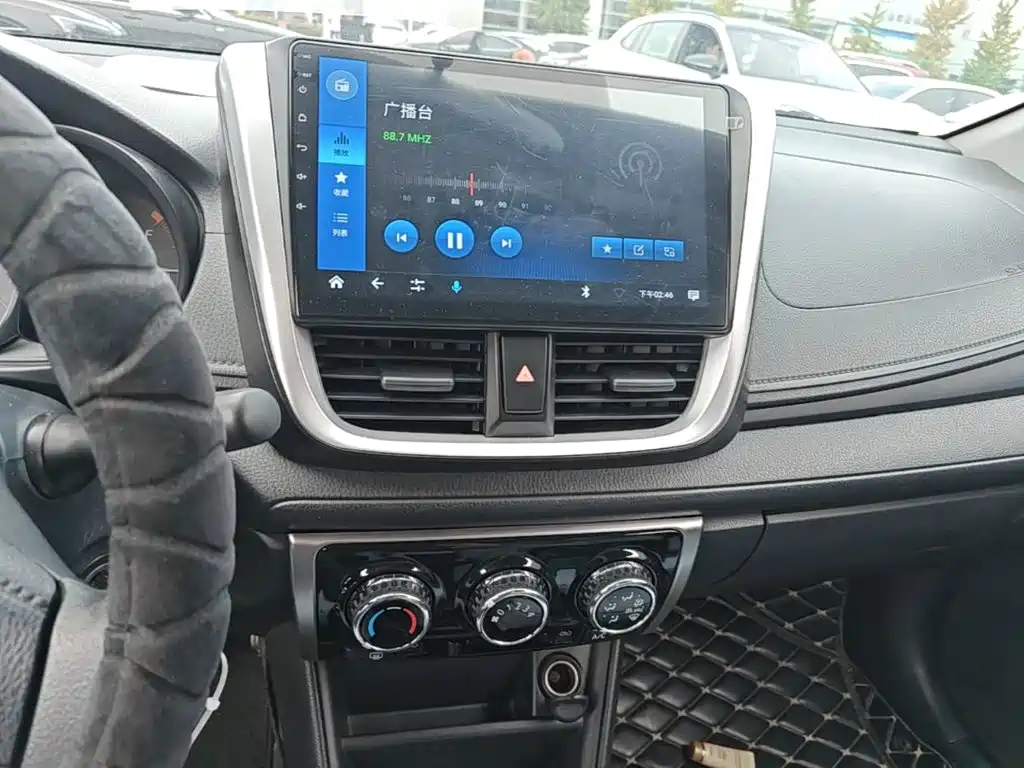 Toyota Yaris L — фото 13