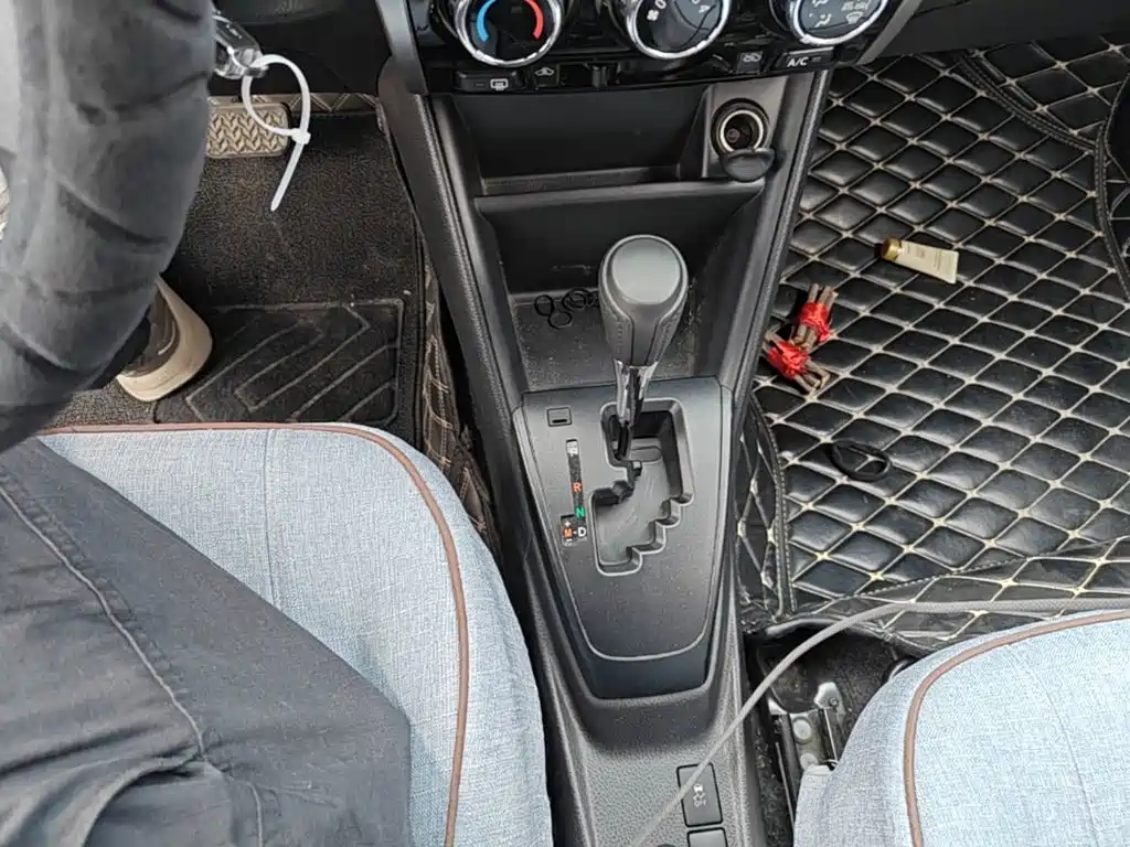 Toyota Yaris L — фото 14