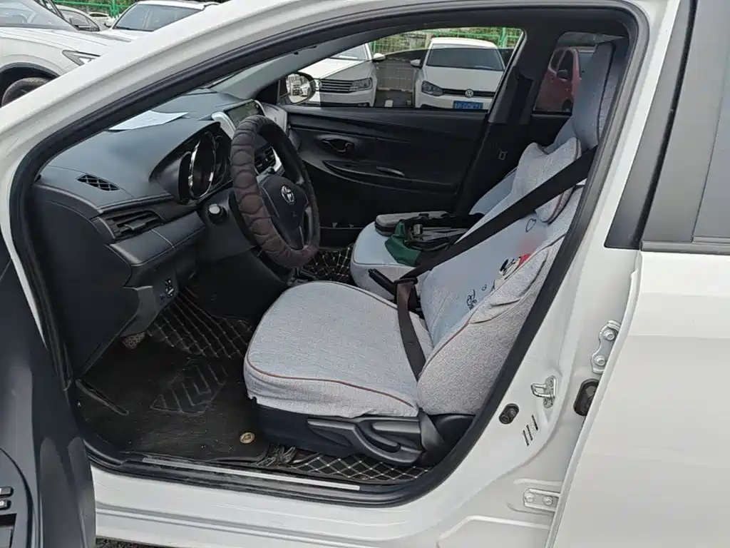 Toyota Yaris L — фото 15