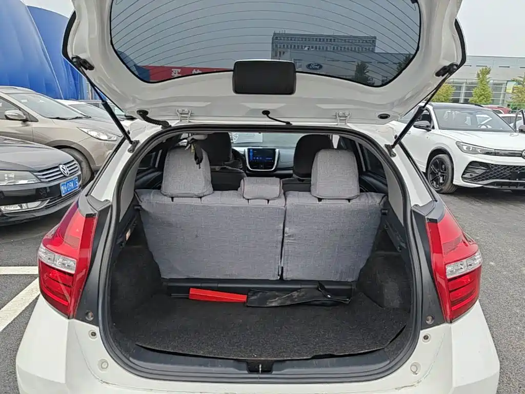 Toyota Yaris L — фото 19