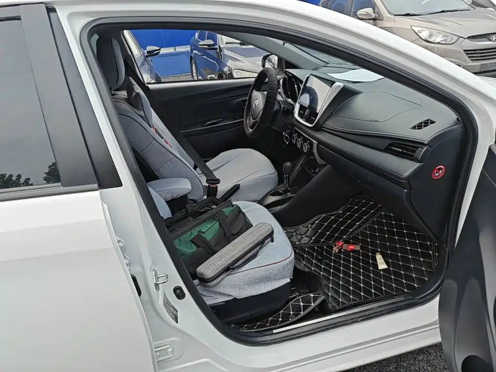 Toyota Yaris L — фото 25