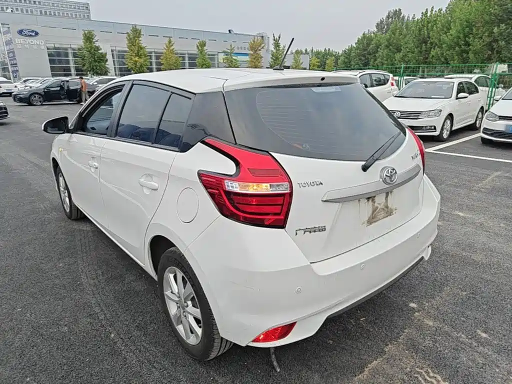 Toyota Yaris L — фото 5