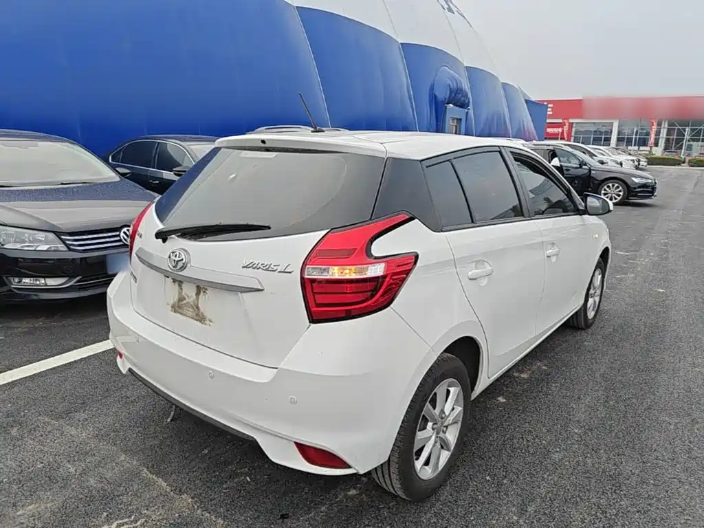 Toyota Yaris L — фото 7
