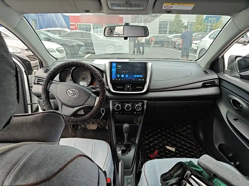 Toyota Yaris L — фото 10