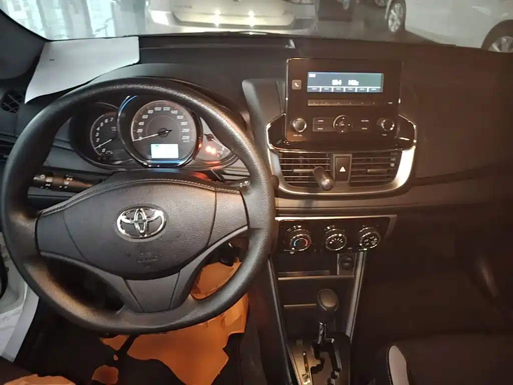 Toyota Yaris L — фото 10