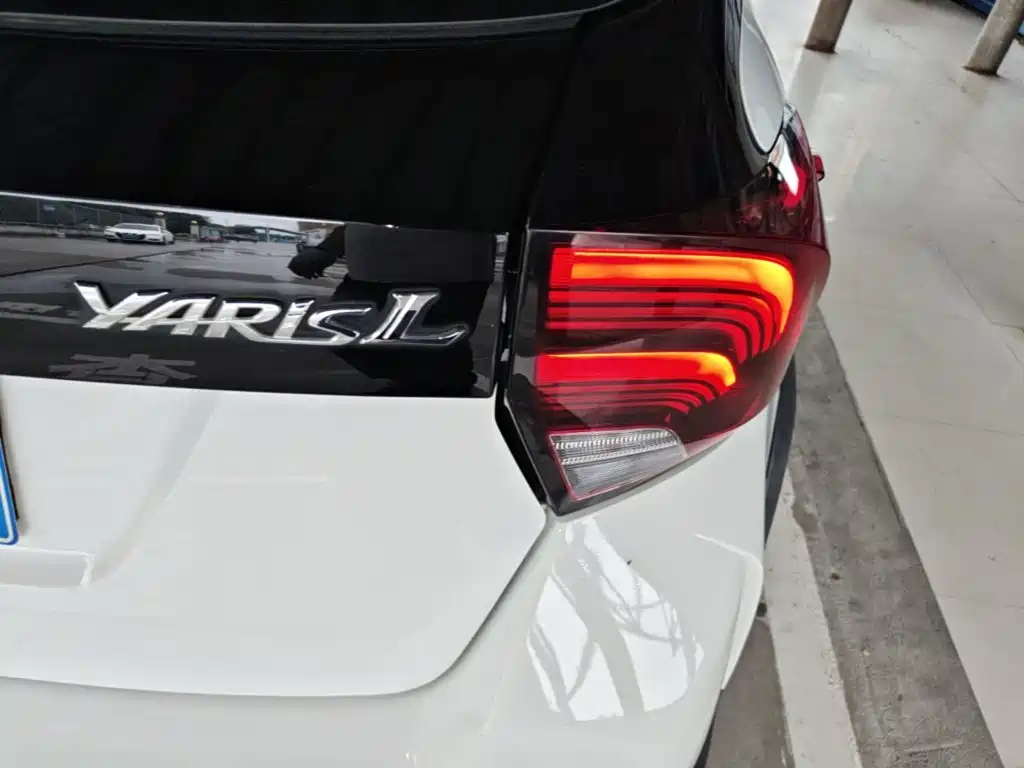 Toyota Yaris L — фото 8
