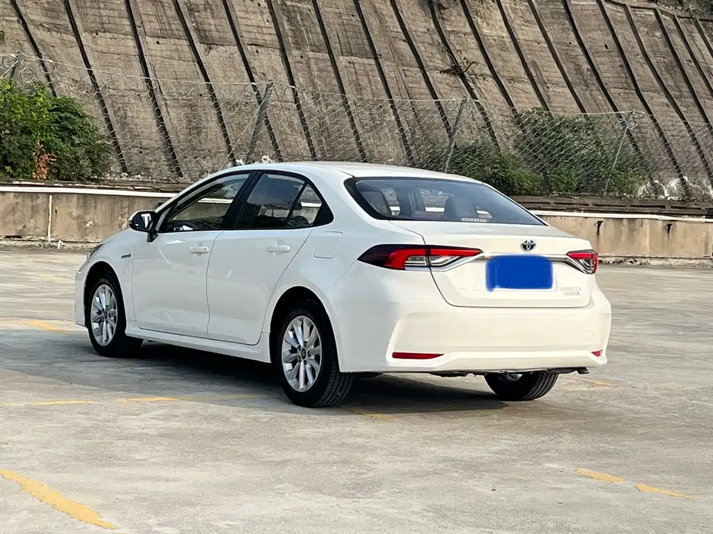 Toyota Corolla — фото 7
