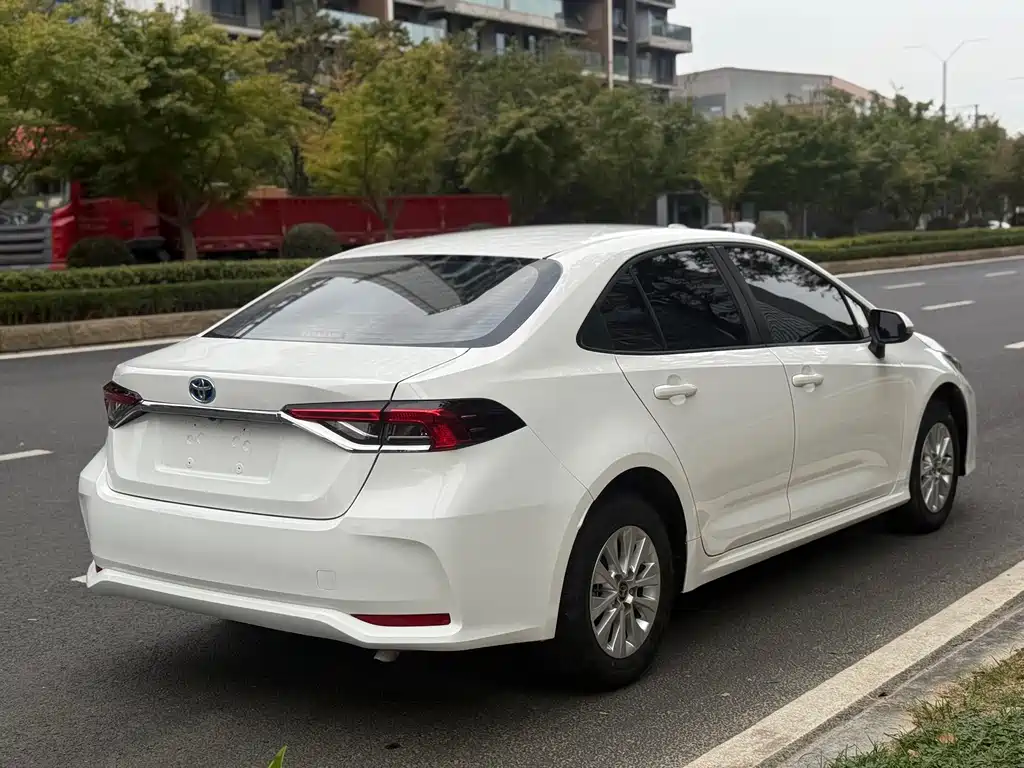 Toyota Corolla — фото 5