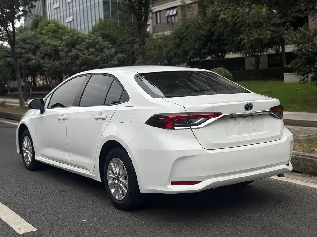 Toyota Corolla — фото 7
