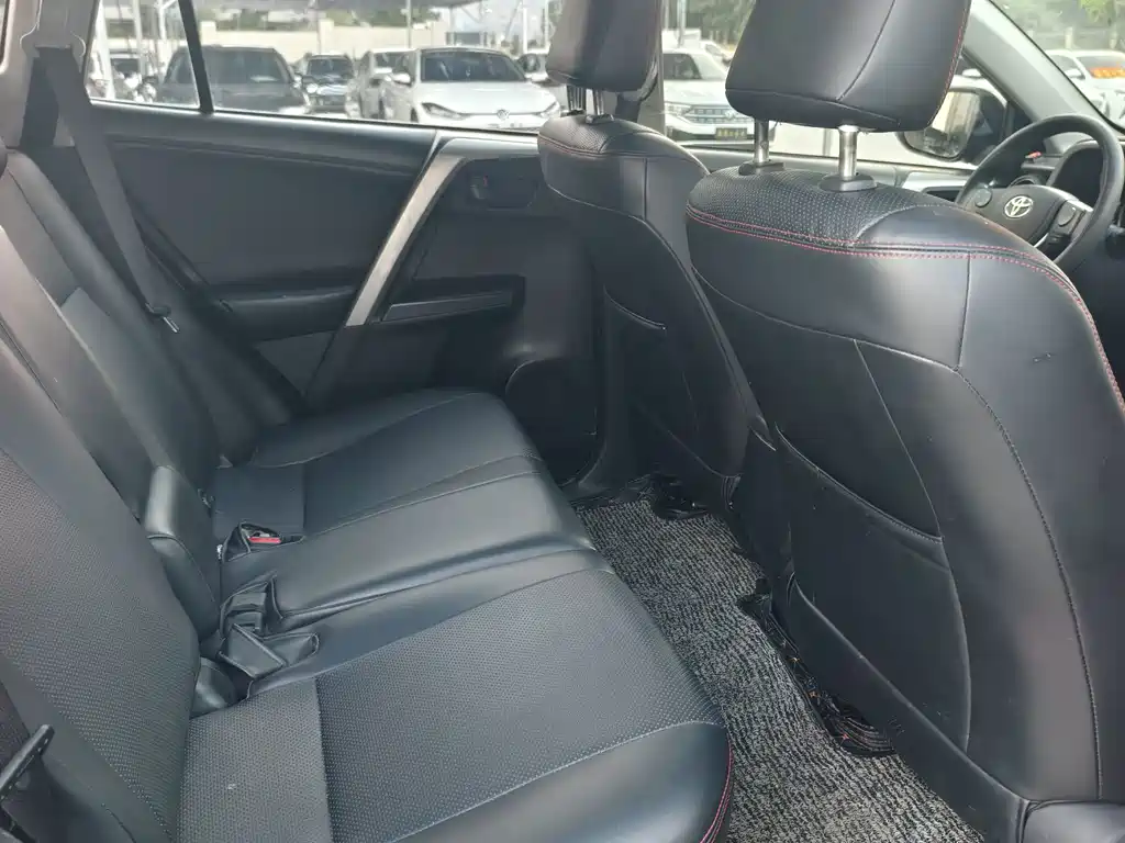 Toyota RAV4 — фото 9