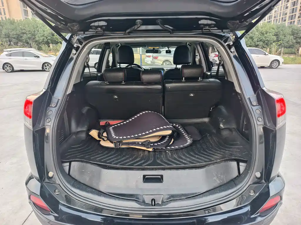 Toyota RAV4 — фото 10