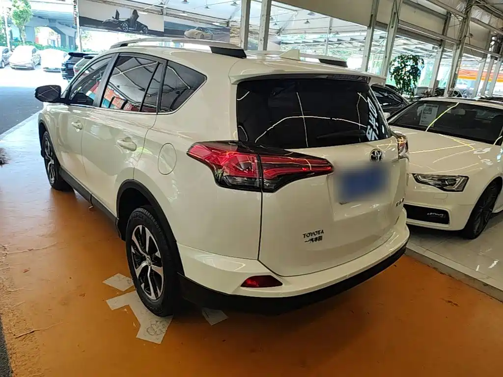 Toyota RAV4 — фото 5