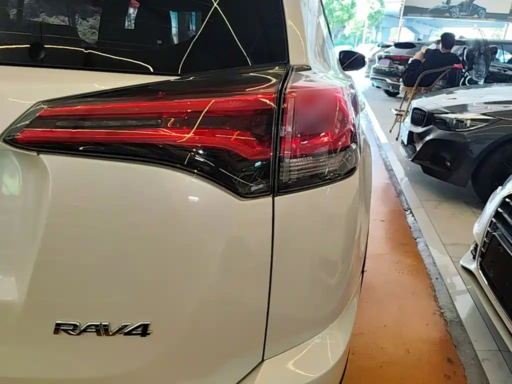 Toyota RAV4 — фото 8