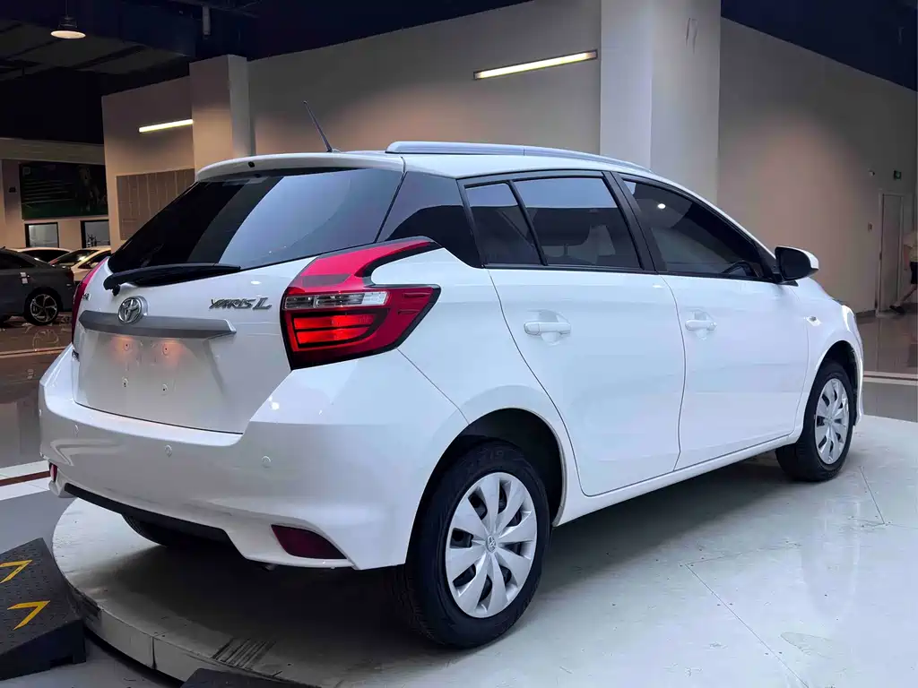 Toyota Yaris L — фото 6
