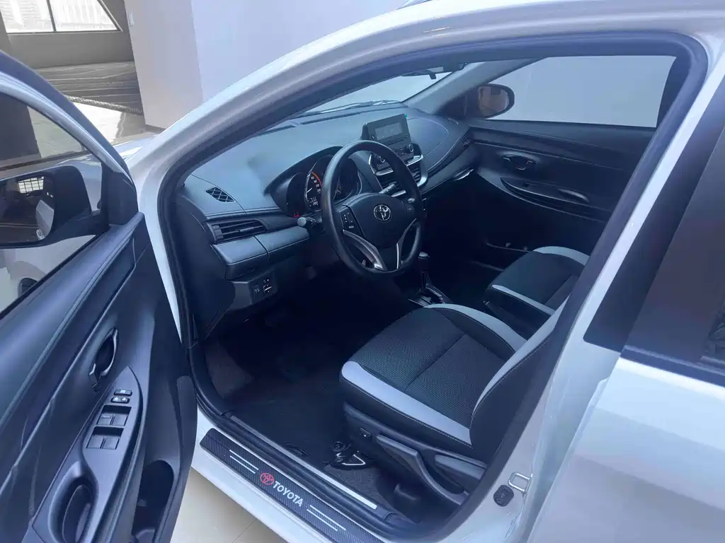 Toyota Yaris L — фото 9