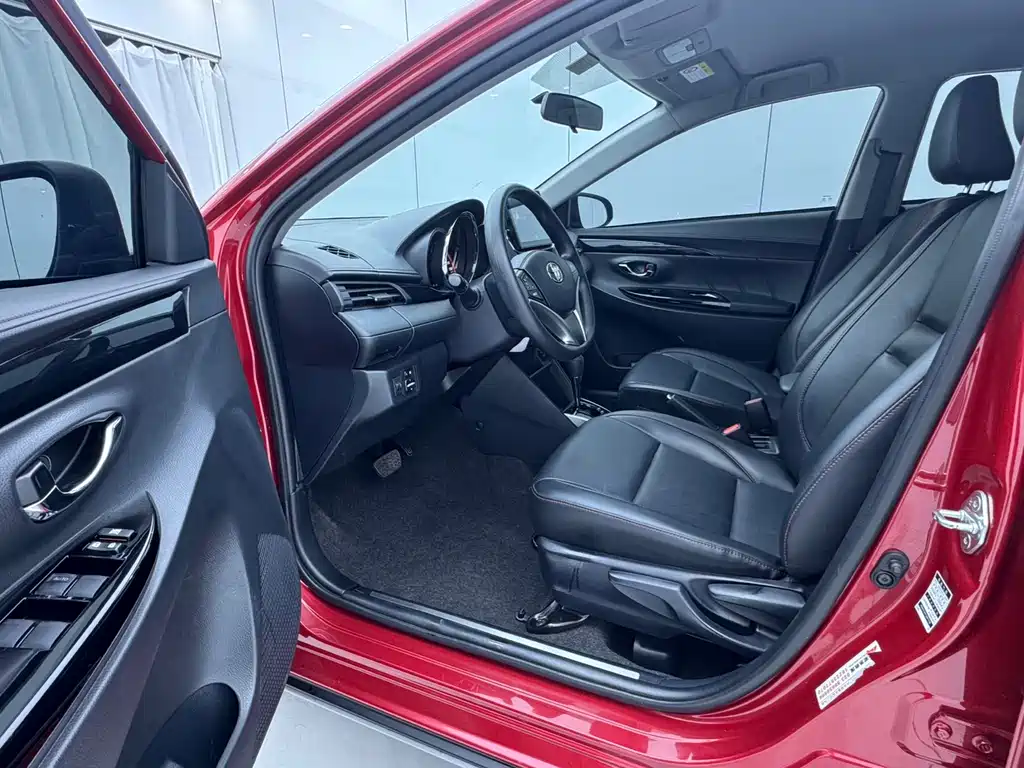 Toyota Yaris L — фото 7