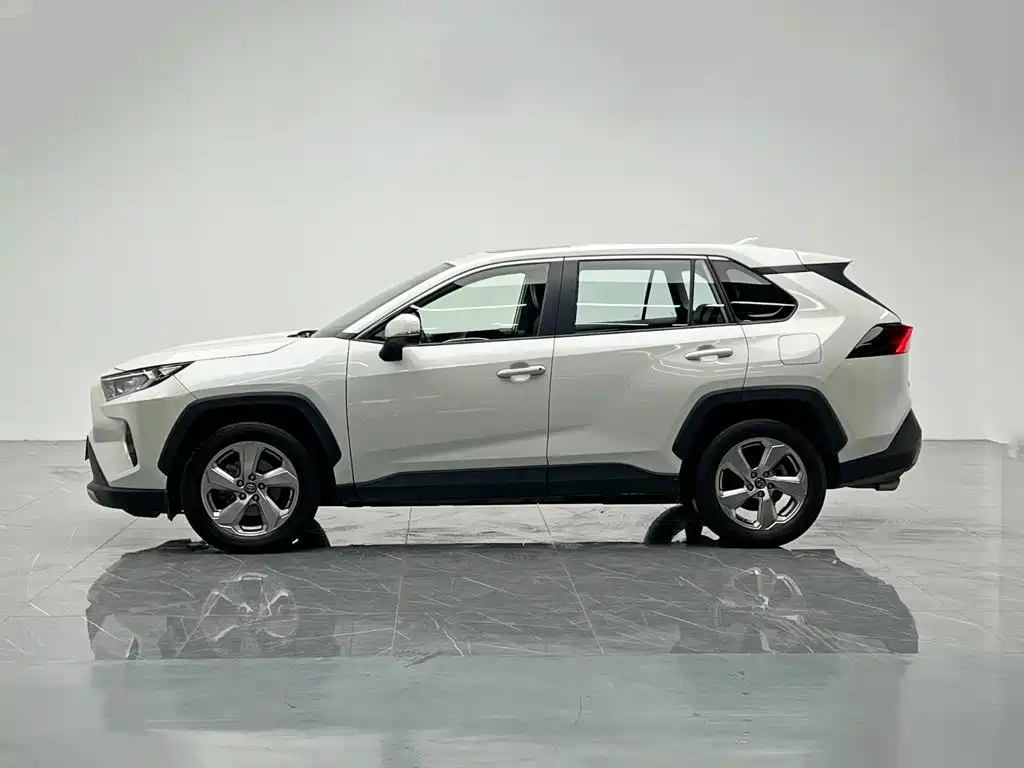 Toyota RAV4 — фото 3