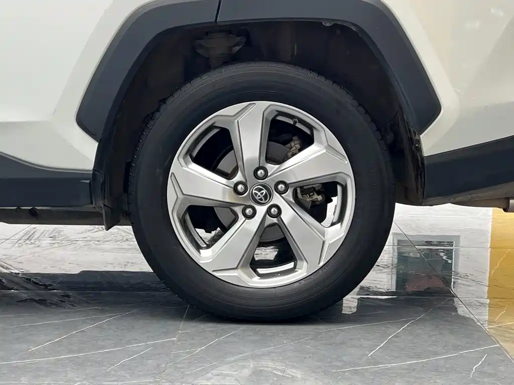 Toyota RAV4 — фото 23