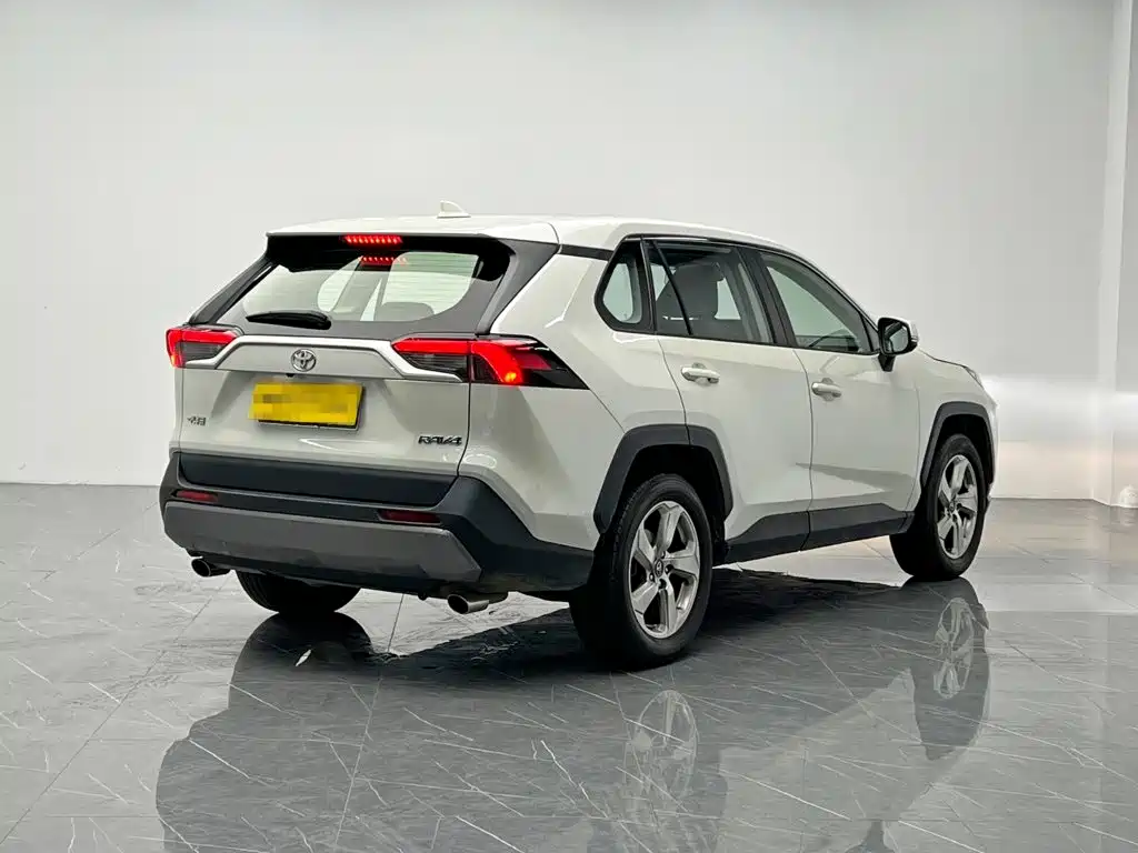 Toyota RAV4 — фото 6