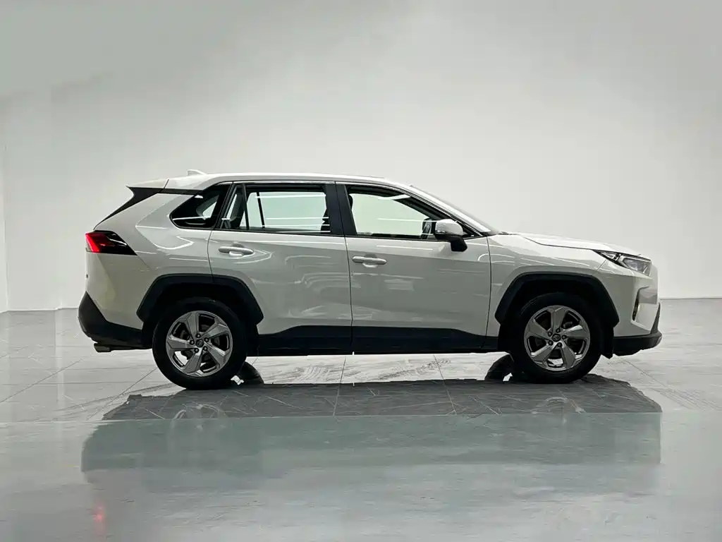 Toyota RAV4 — фото 7