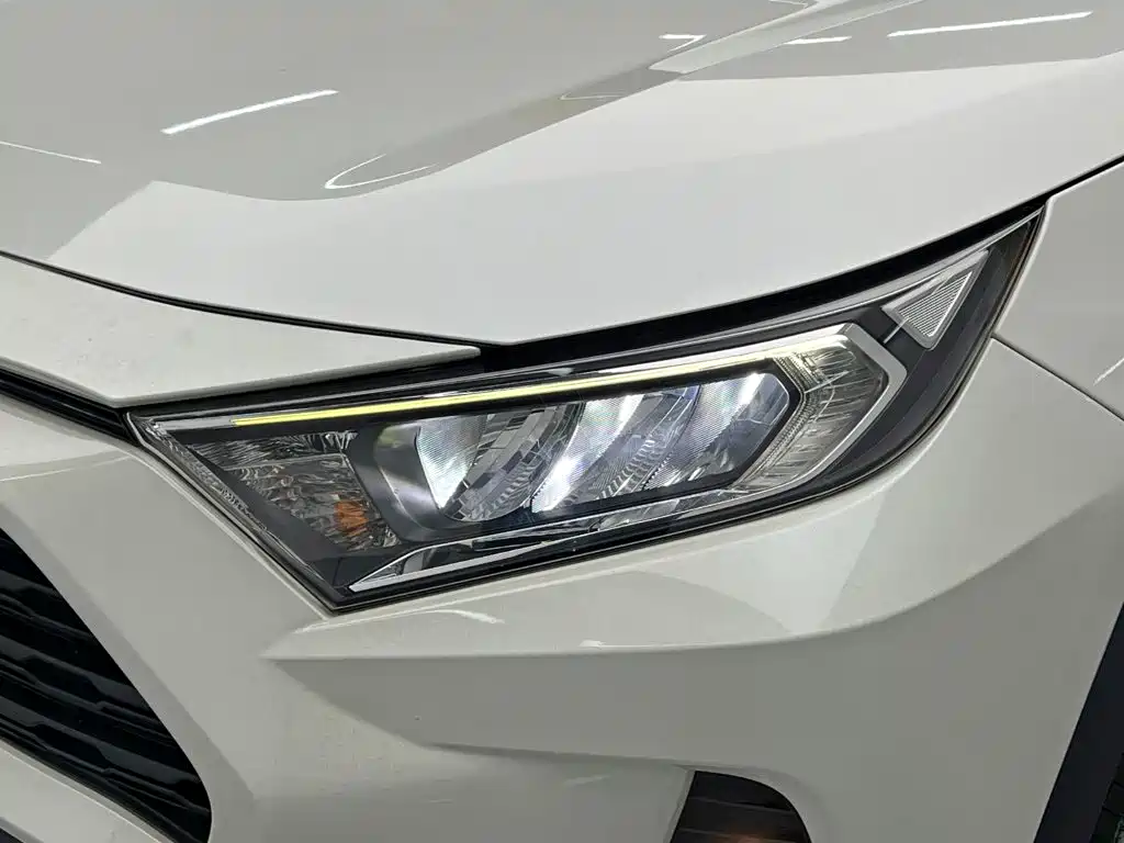 Toyota RAV4 — фото 10