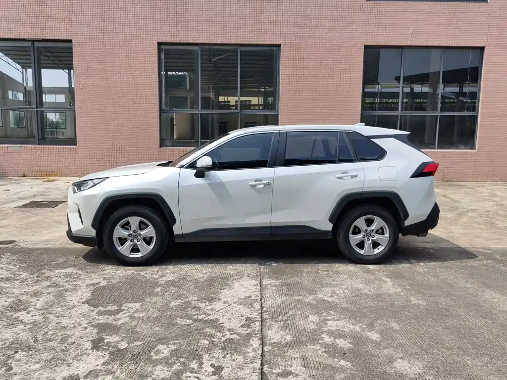 Toyota RAV4 — фото 5