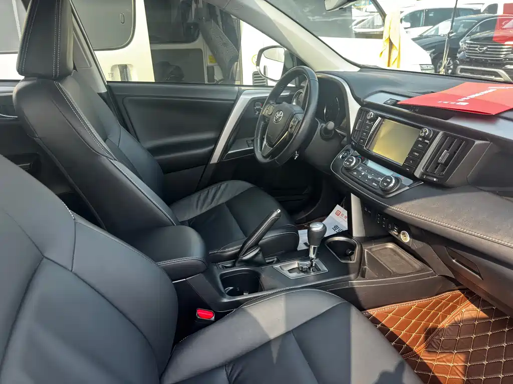 Toyota RAV4 — фото 7
