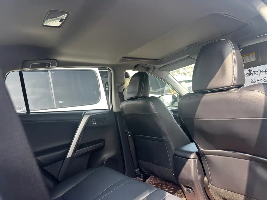 Toyota RAV4 — фото 9