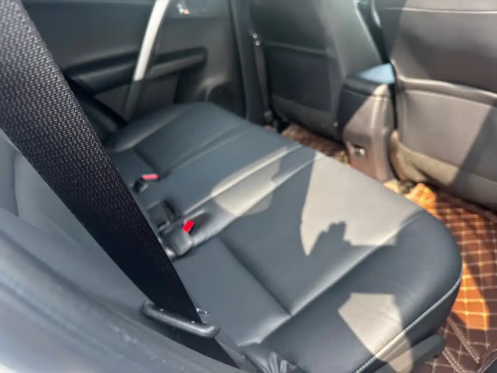 Toyota RAV4 — фото 10