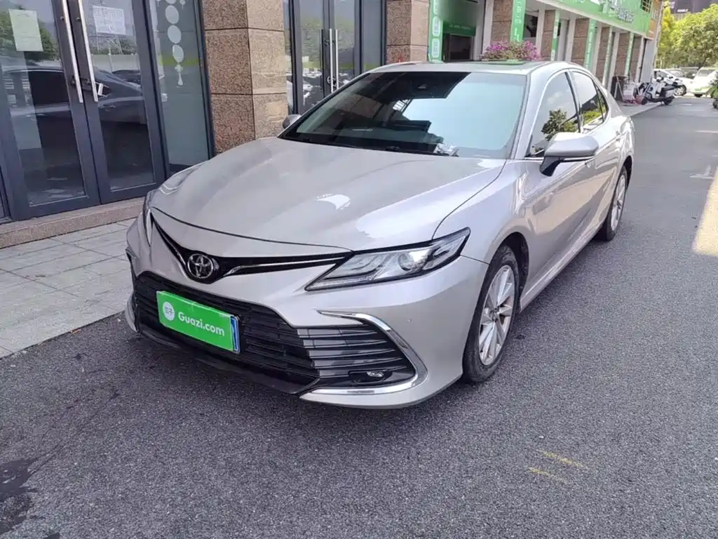 Toyota Camry — фото 2