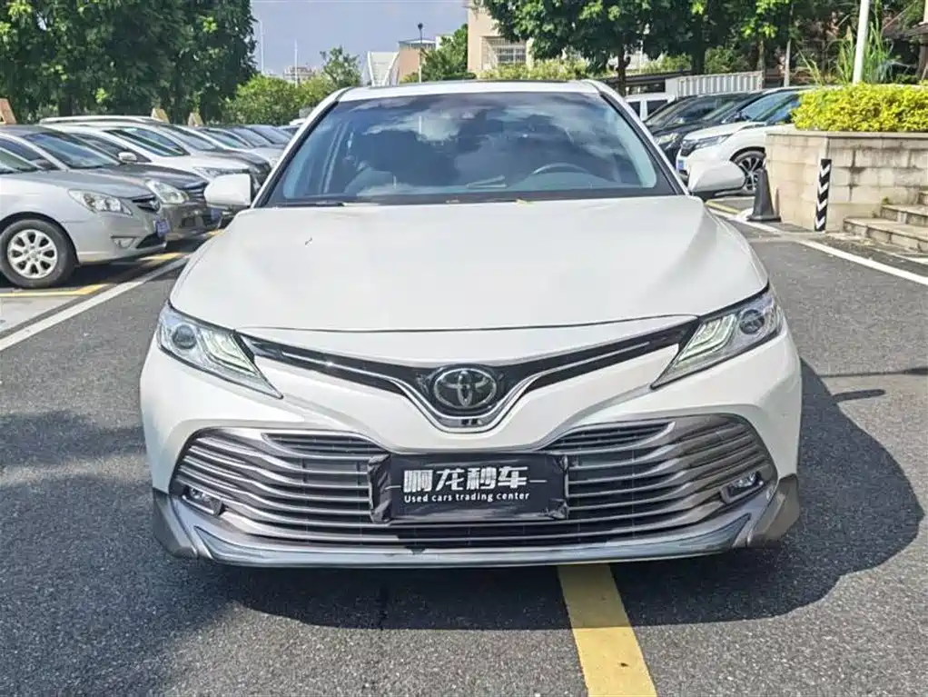 Toyota Camry — фото 2