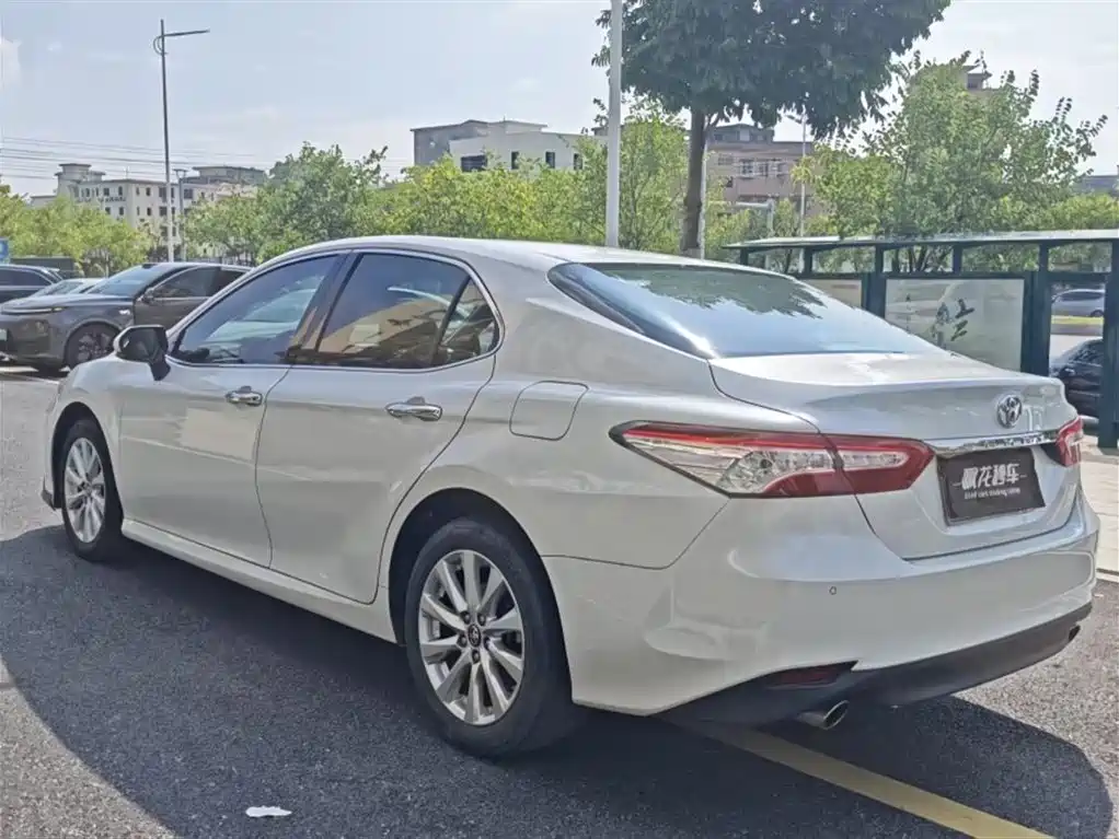 Toyota Camry — фото 9