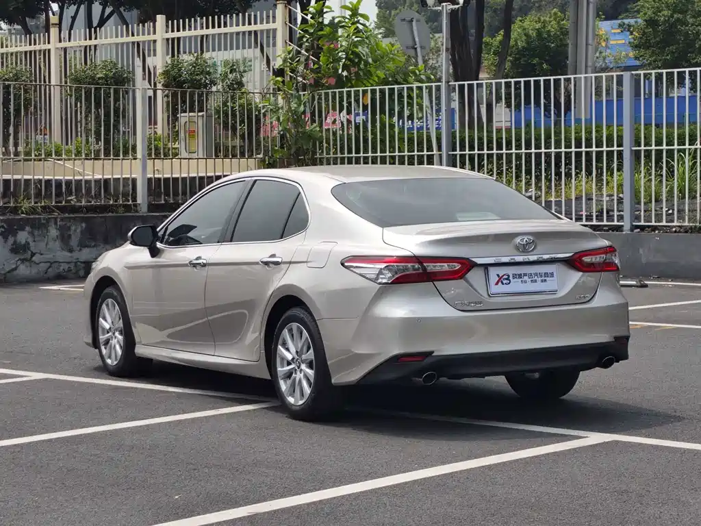 Toyota Camry — фото 2