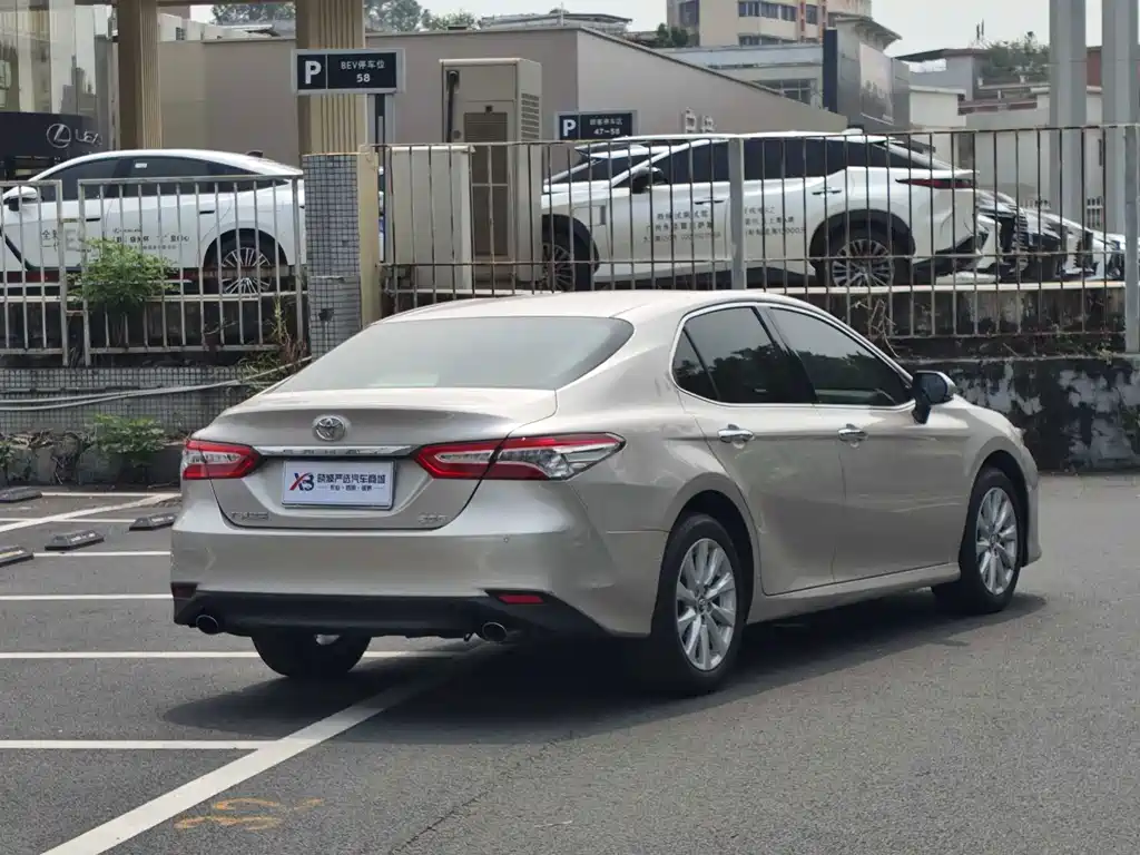 Toyota Camry — фото 3