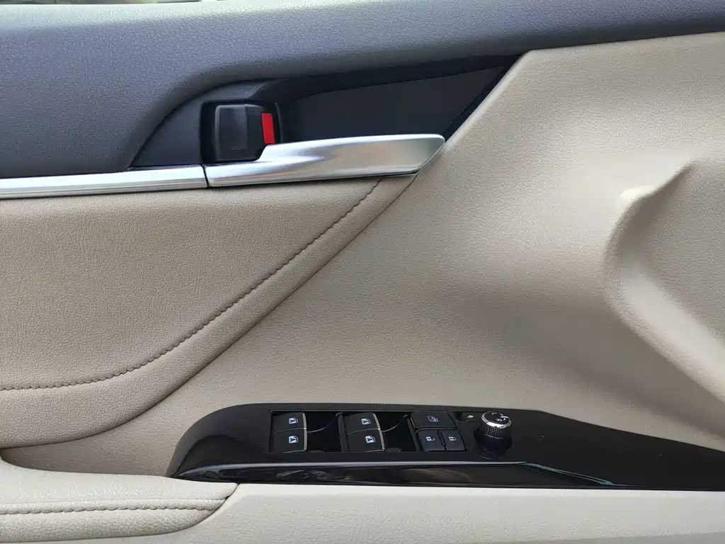 Toyota Camry — фото 10
