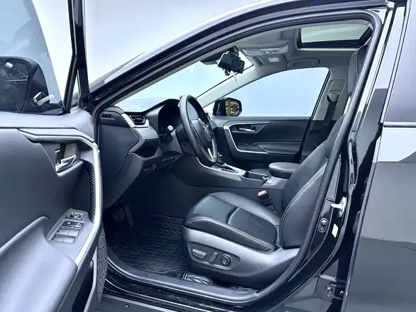Toyota RAV4 — фото 13
