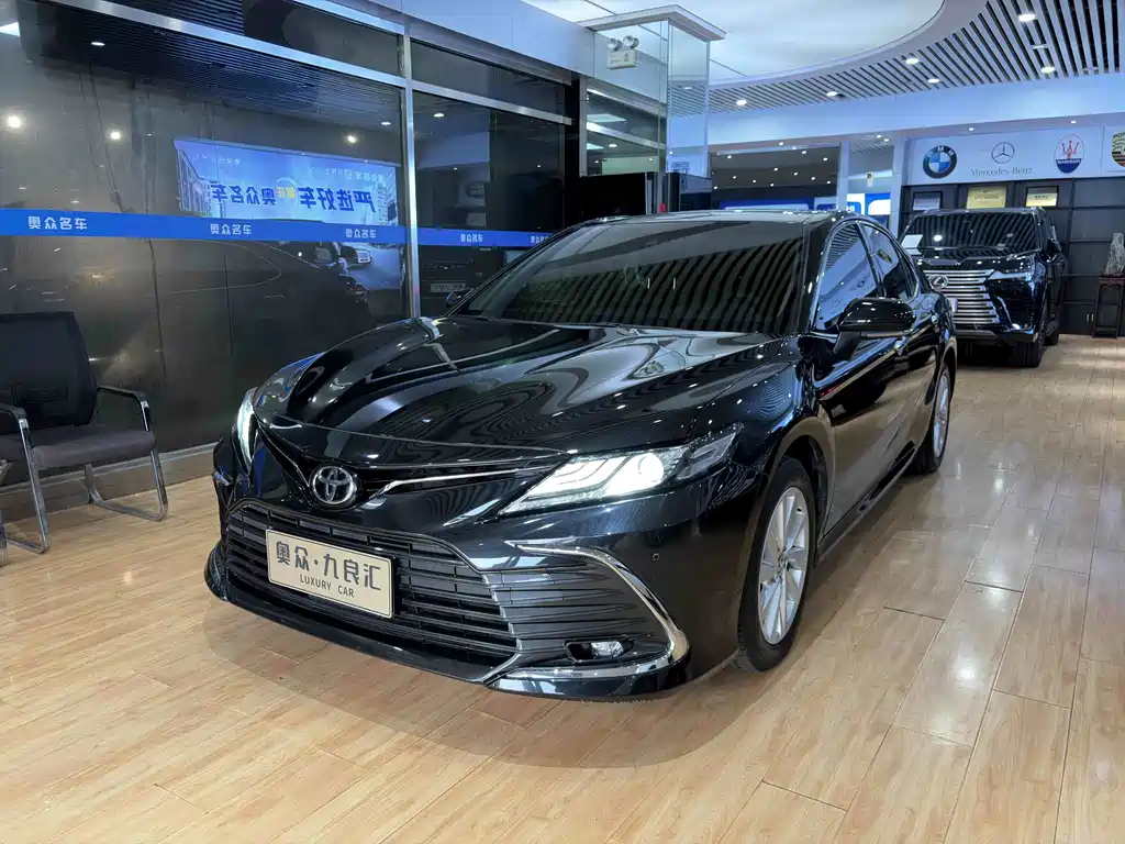 Toyota Camry — фото 2
