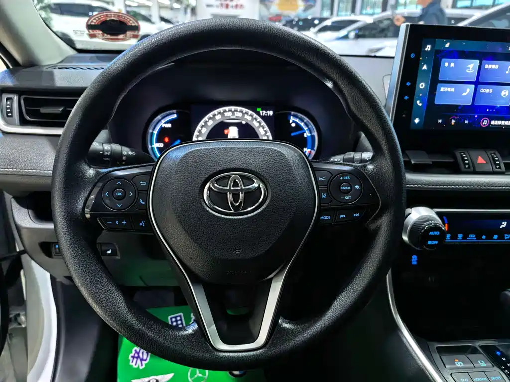 Toyota RAV4 — фото 11