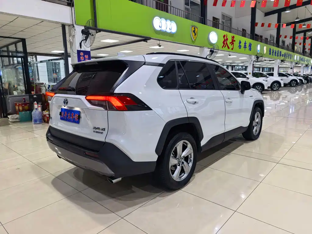 Toyota RAV4 — фото 6