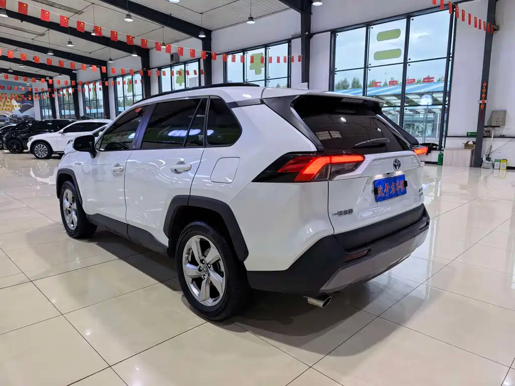 Toyota RAV4 — фото 8