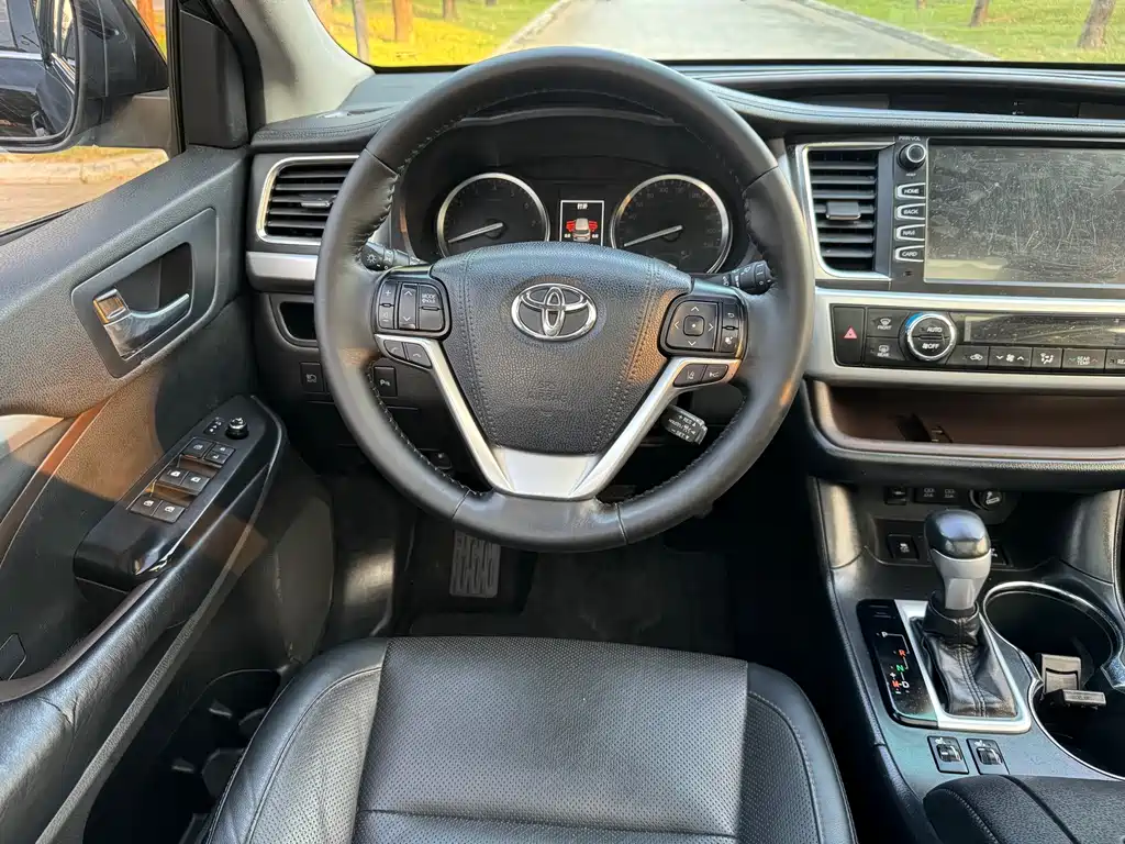 Toyota Highlander — фото 11