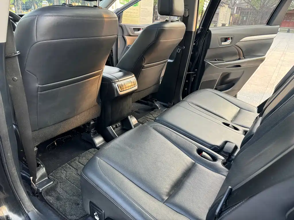 Toyota Highlander — фото 8