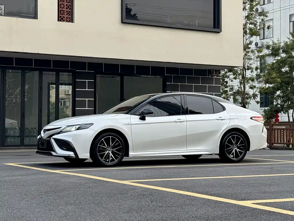 Toyota Camry — фото 2