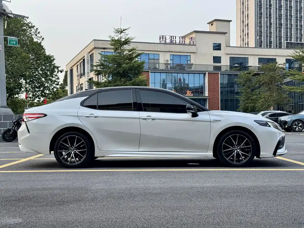 Toyota Camry — фото 5