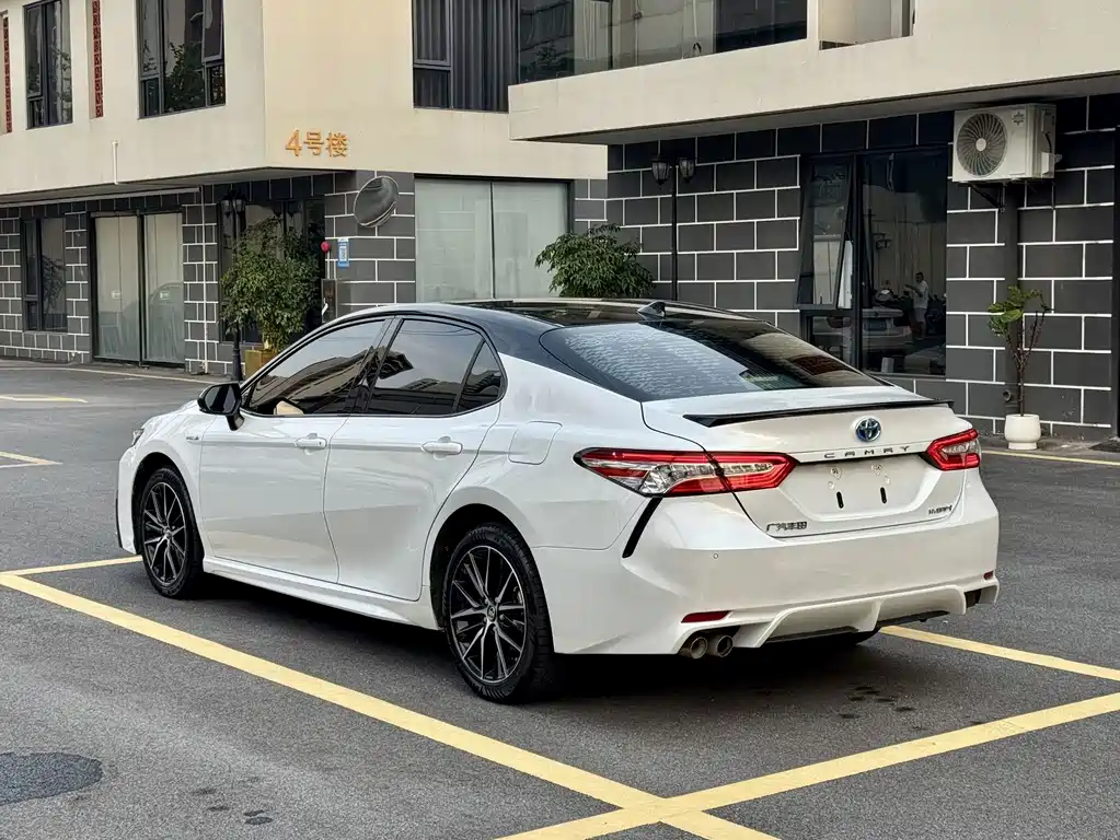 Toyota Camry — фото 7